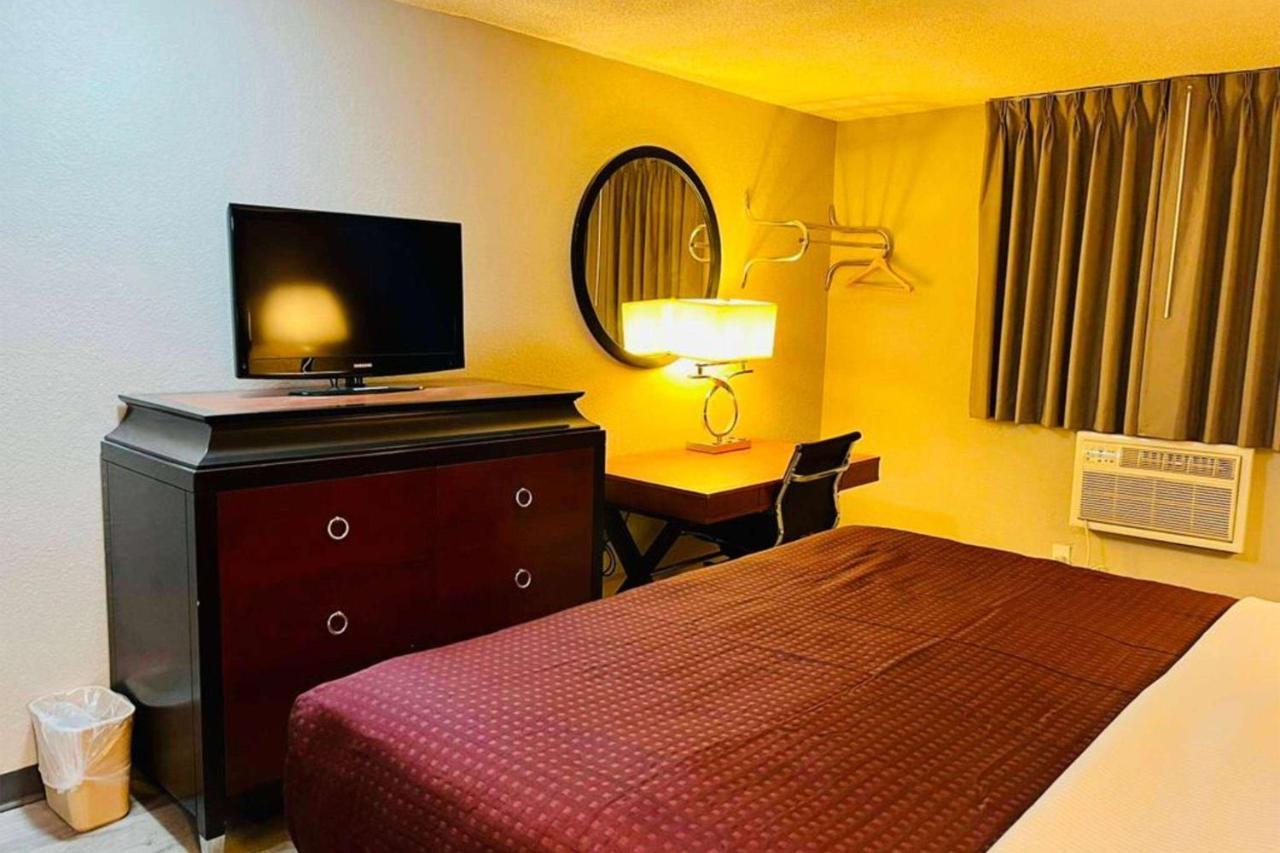 Super 8 By Wyndham Benton Harbor St Joseph Hotel ภายนอก รูปภาพ