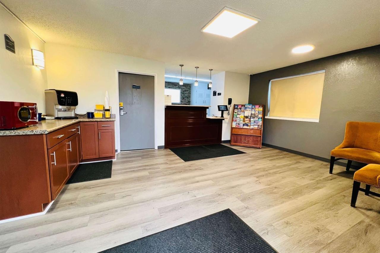 Super 8 By Wyndham Benton Harbor St Joseph Hotel ภายนอก รูปภาพ