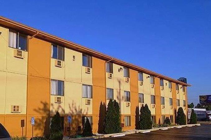 Super 8 By Wyndham Benton Harbor St Joseph Hotel ภายนอก รูปภาพ
