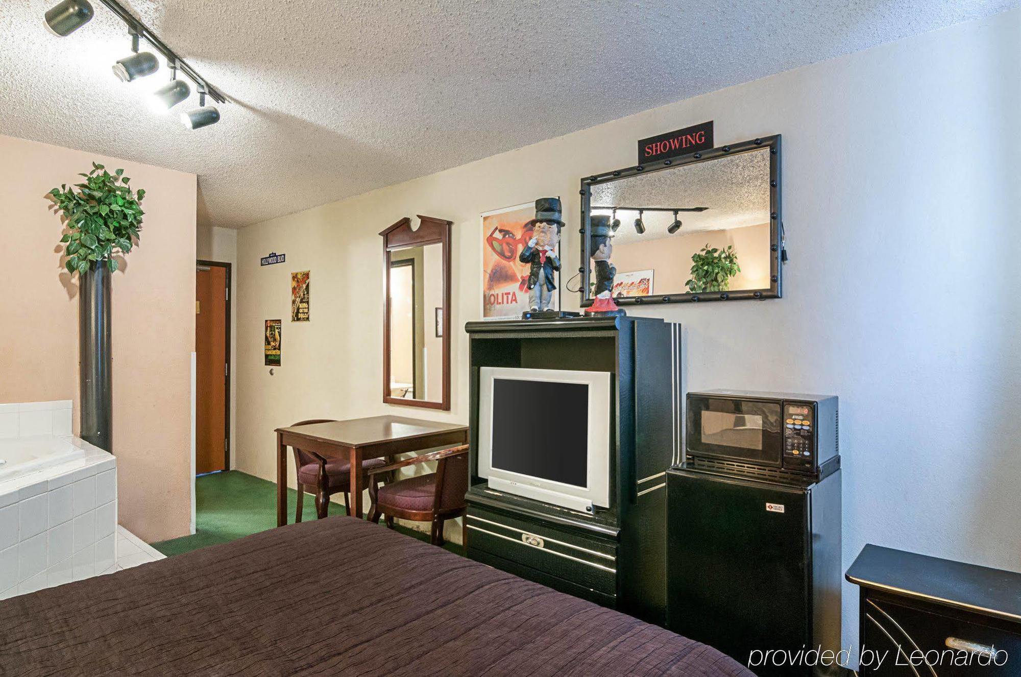 Super 8 By Wyndham Benton Harbor St Joseph Hotel ภายนอก รูปภาพ